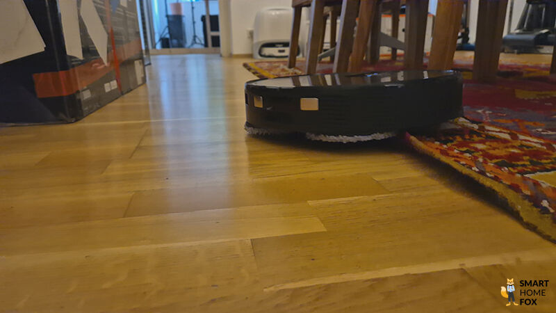 Der Roborock Qreco Slim hebt die Wischpads beim Befahren von Teppichen um 10 mm an